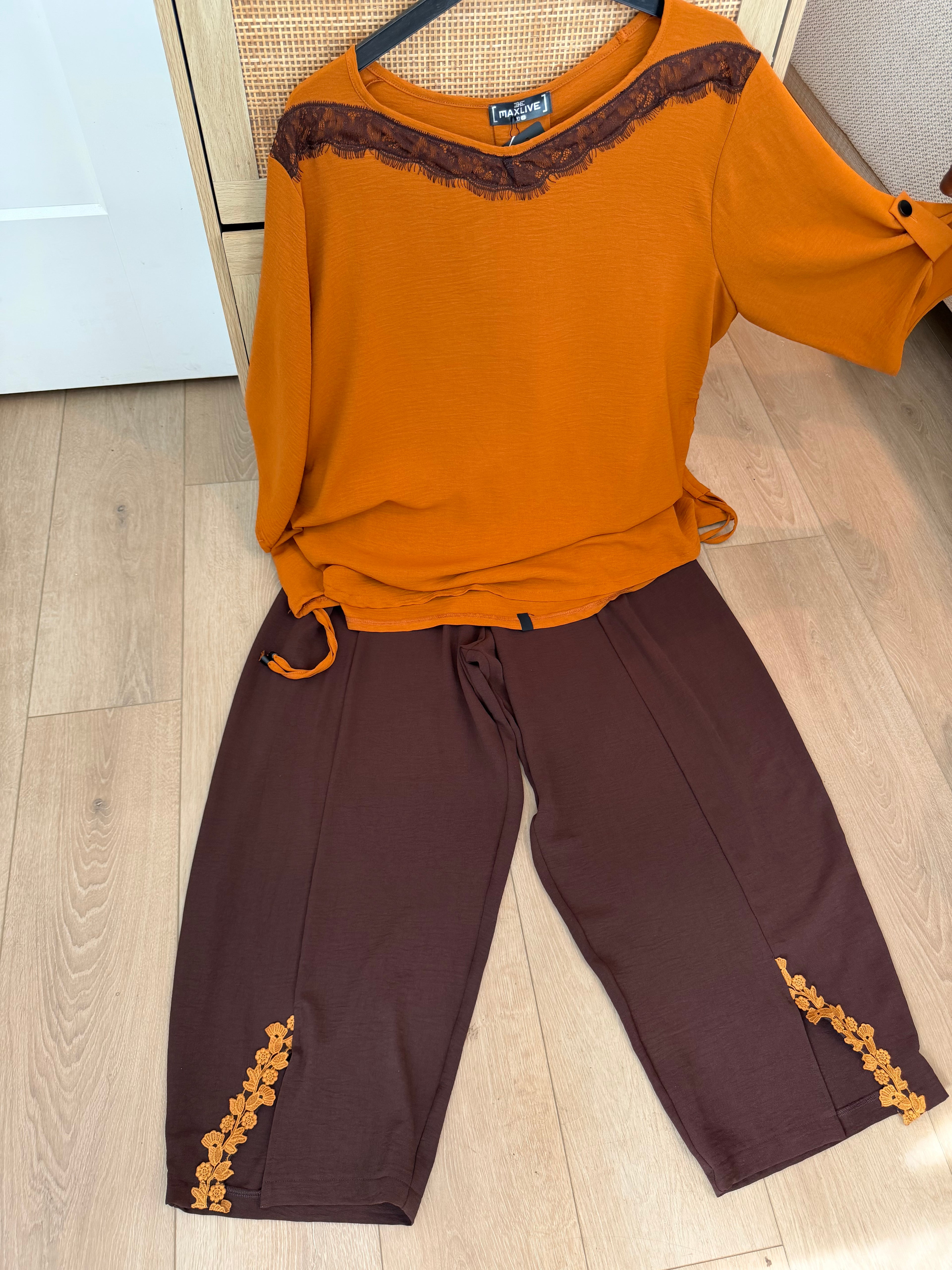 Two-Piece V-Neck Top & Wide-Leg Pants Set - Terracotta & Chocolate